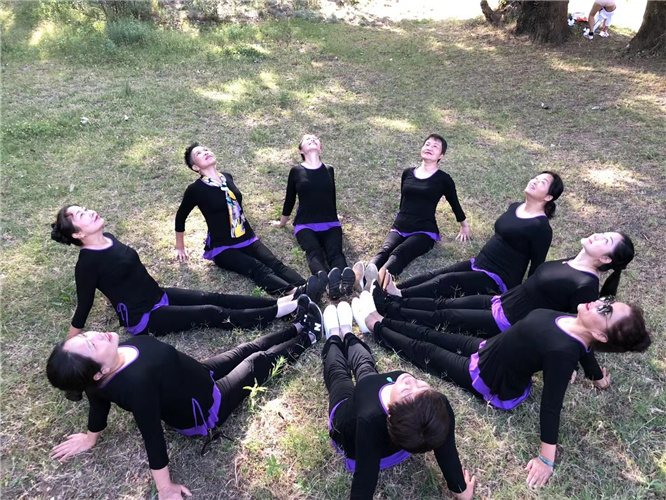 大理老年大學震東分校瑜伽班在生態(tài)廊道配合央視拍攝大理生態(tài)文明建設(shè)成果
