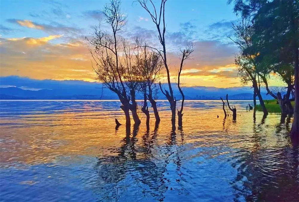 大理旅游攻略：十月，洱海生態(tài)廊道的晨曦一定不能錯(cuò)過(guò) 是來(lái)大理洱海騎行不可錯(cuò)過(guò)的風(fēng)景