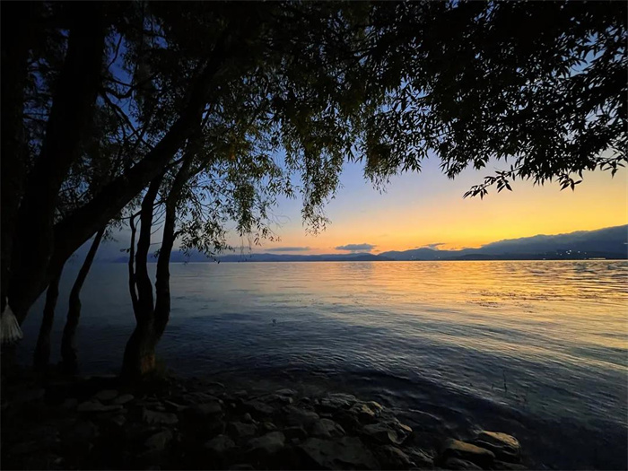 走，去趕一場(chǎng)洱海日出！洱海生態(tài)廊道日出,是大理徒步線路中的最佳美景